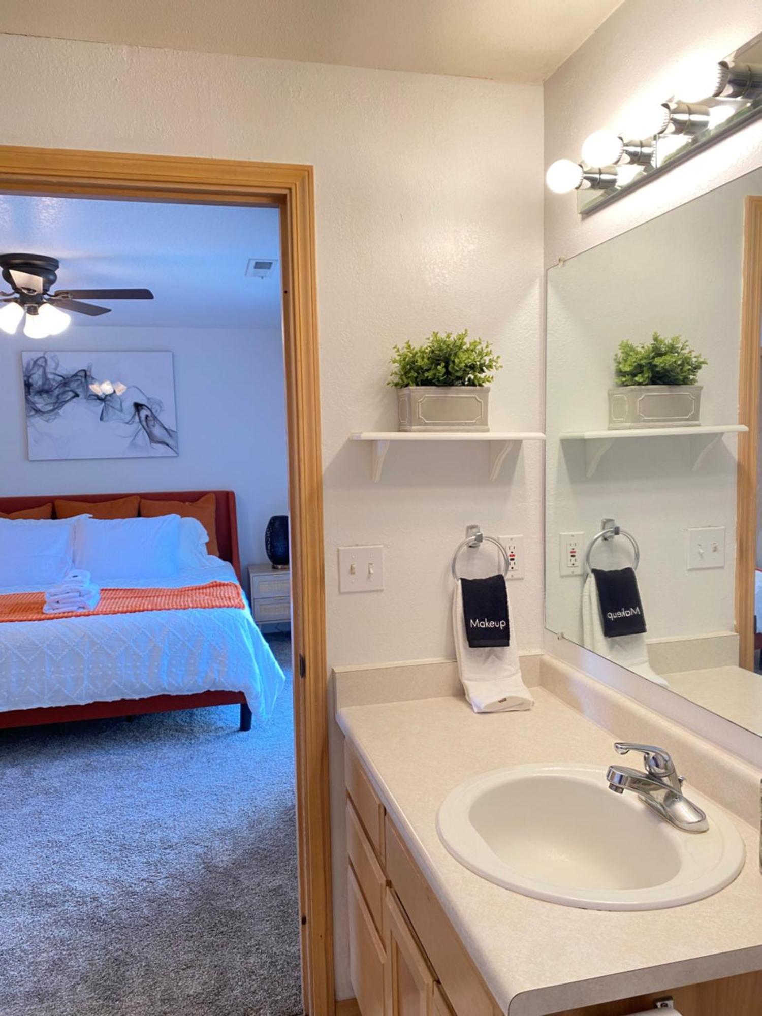 Hot Tub! King Bed-Firepitt-Near Airport& Freeway Villa Medford Eksteriør billede
