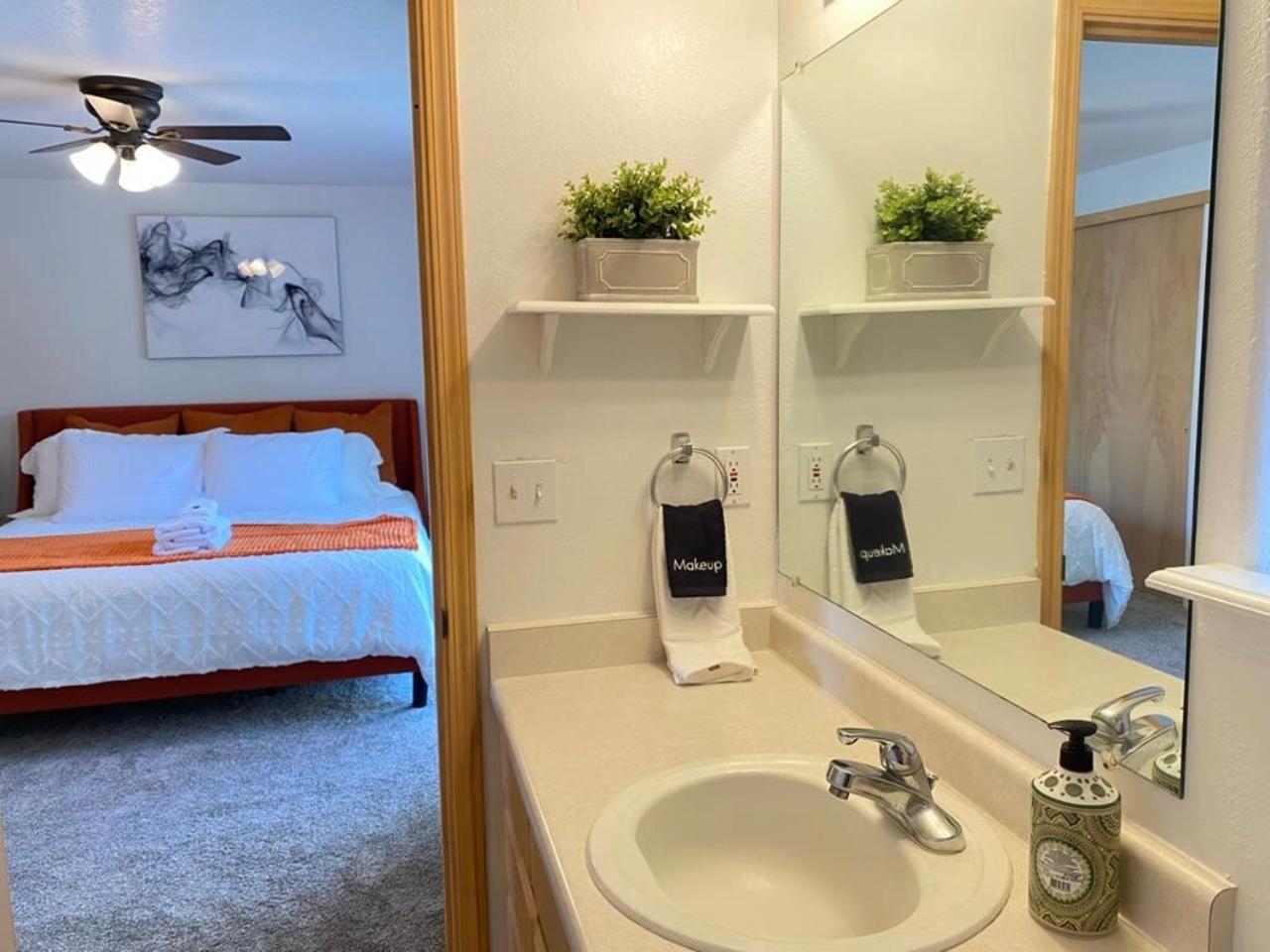 Hot Tub! King Bed-Firepitt-Near Airport& Freeway Villa Medford Eksteriør billede